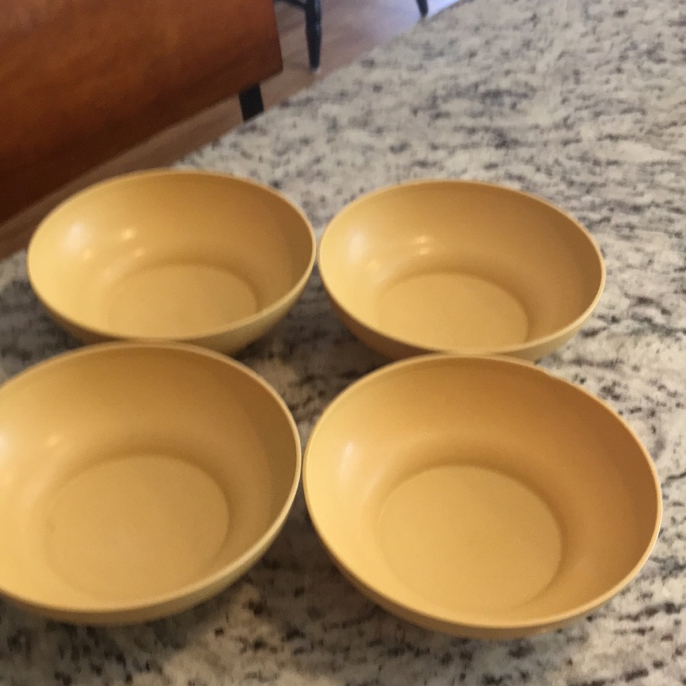 4 vintage Tupperware bowls